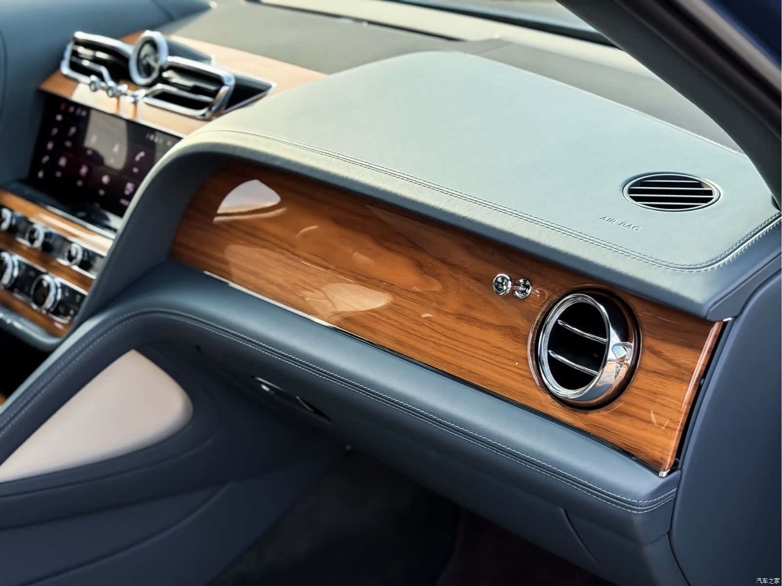 Bentley Bentayga, 2021 13