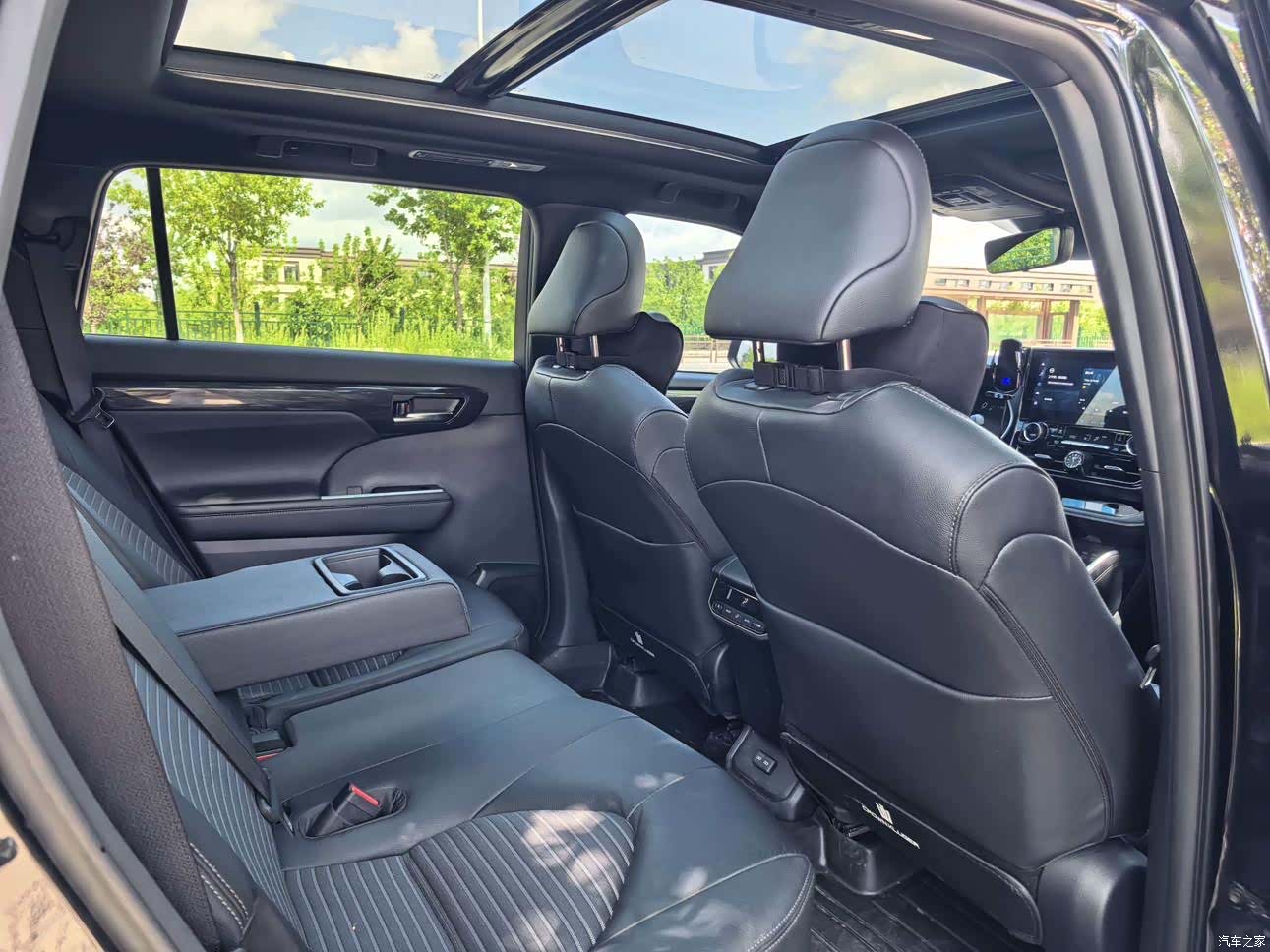 Toyota Crown, 2022 все фото