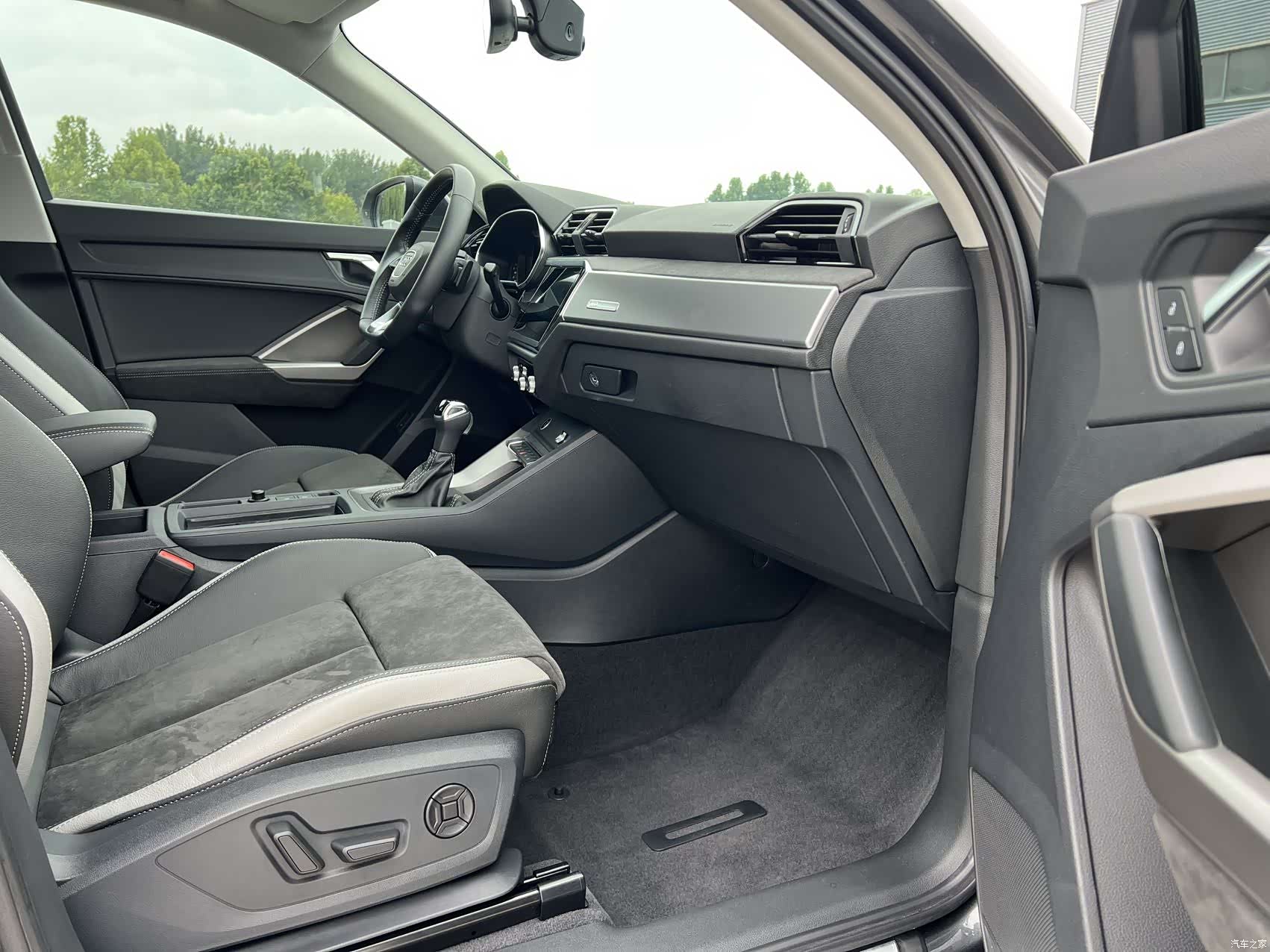 Audi Q3, 2022 11