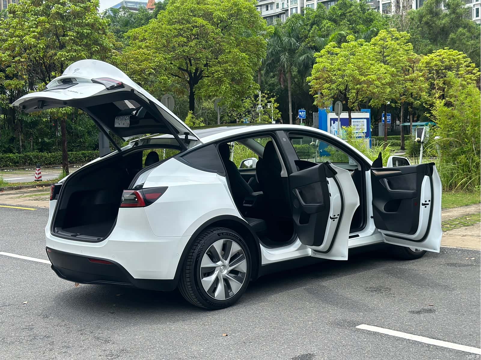 Tesla Model Y, 2022 15