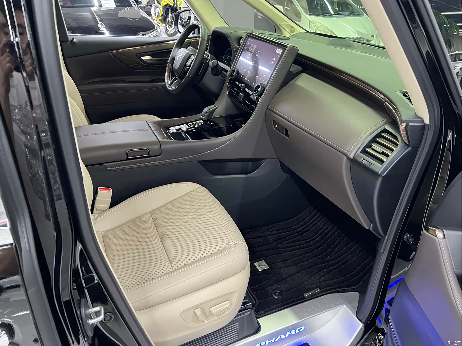 Toyota Alphard, 2025 26