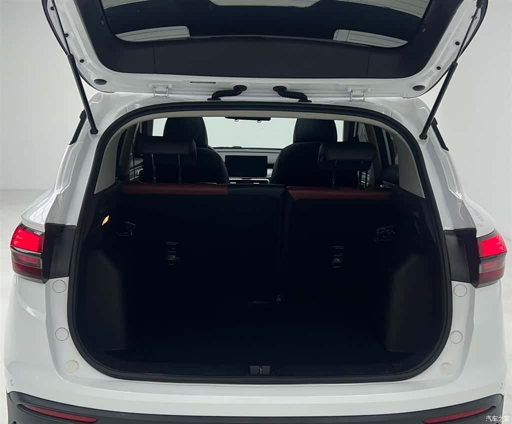 Geely Coolray, 2022 14
