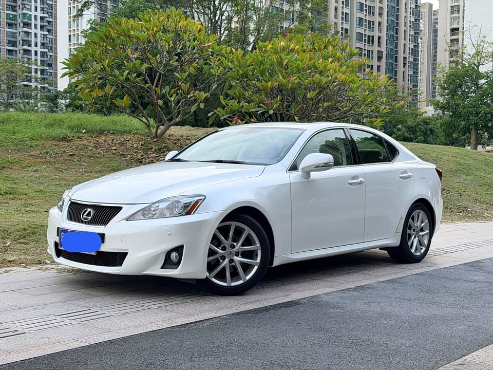 Lexus IS