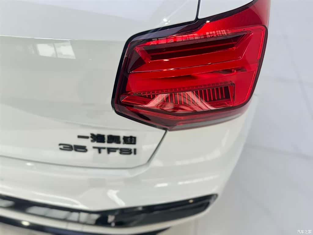 Audi Q2L, 2024 11