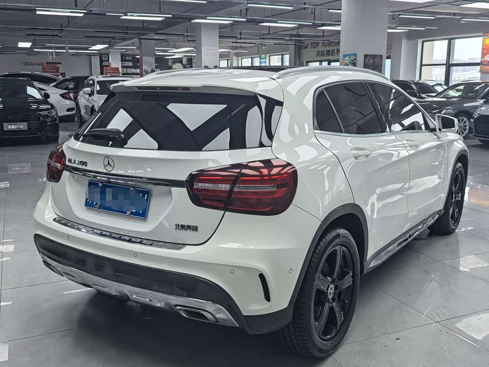 Mercedes-Benz GLA Mercedes-Benz GLA
