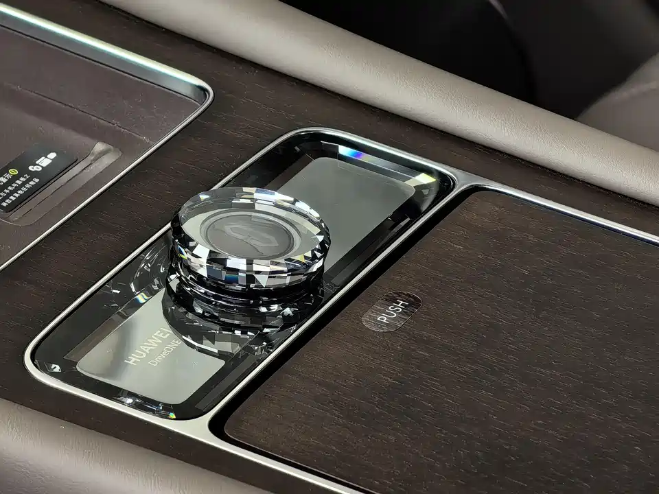 AITO Ask the world M9