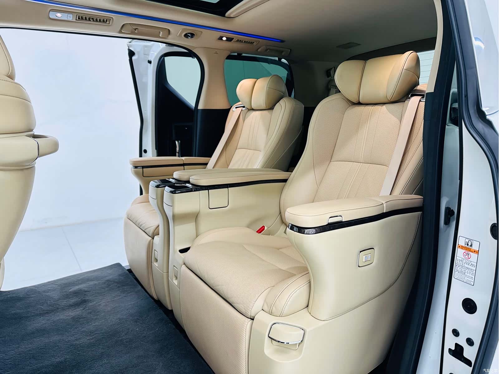 Toyota Alphard, 2018 9