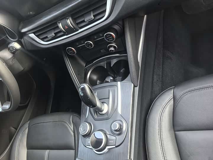 Alfa Romeo Stelvio si tan wei 2017 2.0T 200HP jing ying ban