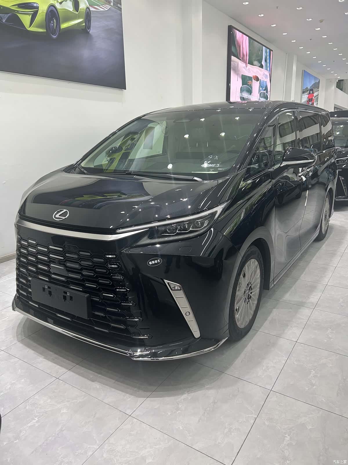 Lexus LM, 2023 1