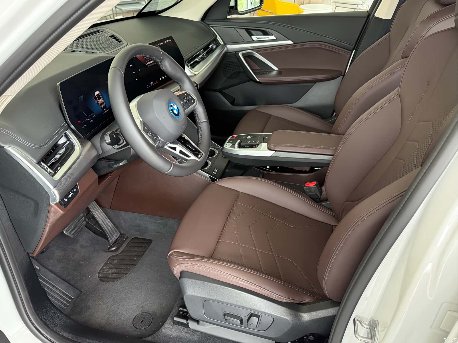 BMW iX1, 2025 7