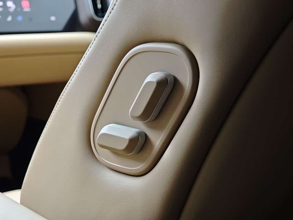 AITO Ask the world M9