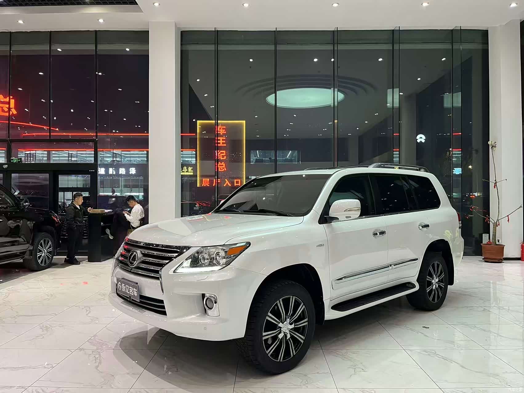 Lexus LX, 2012 1