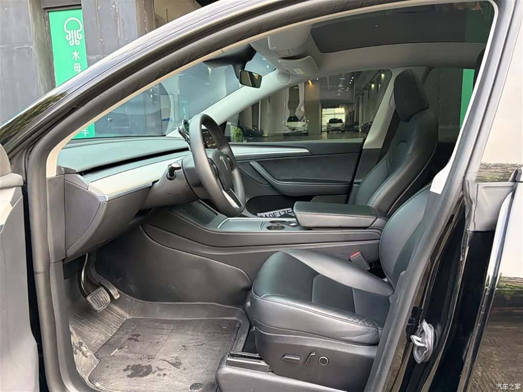 Tesla Model Y, 2023 4