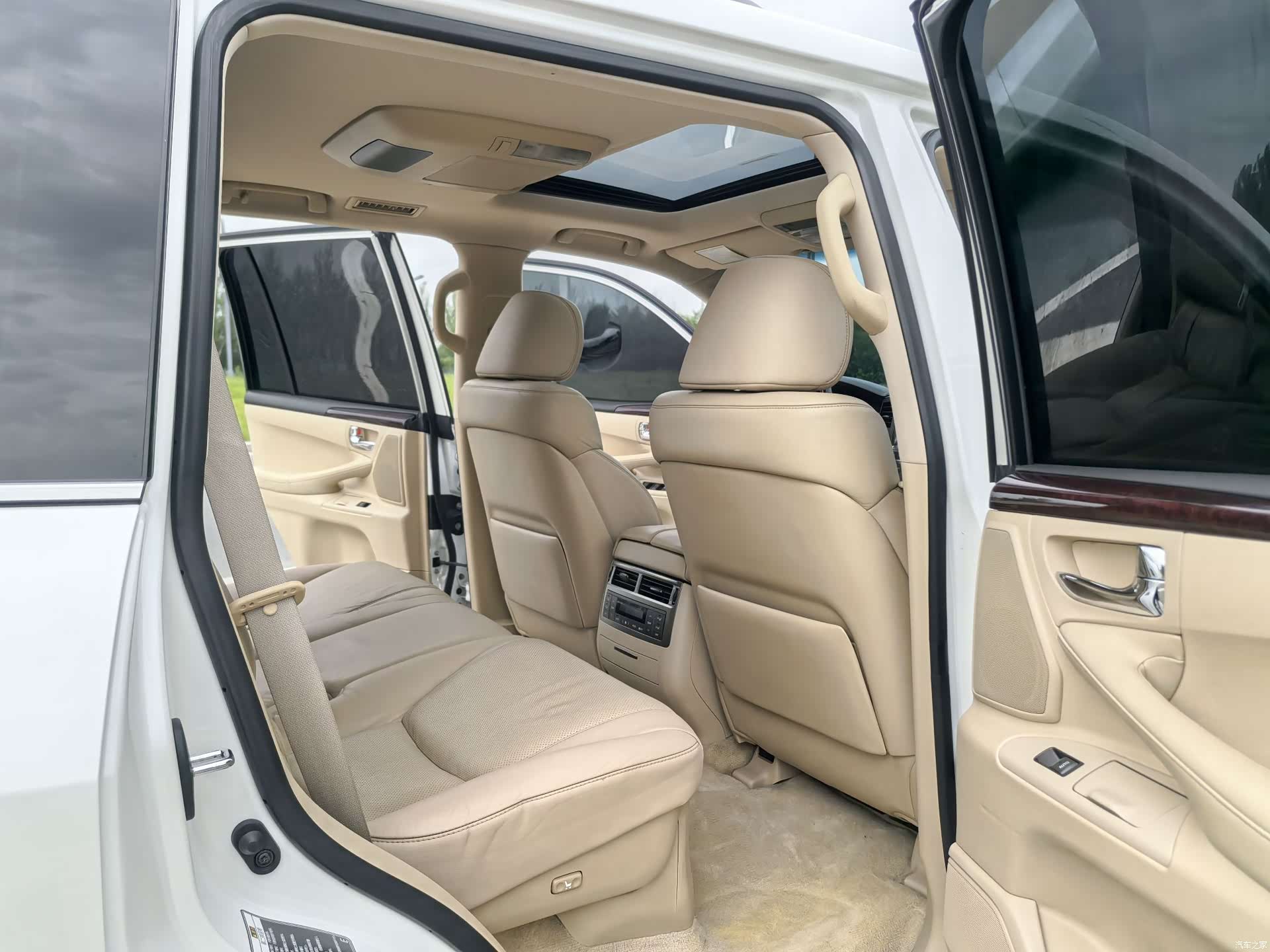 Lexus LX, 2009 14