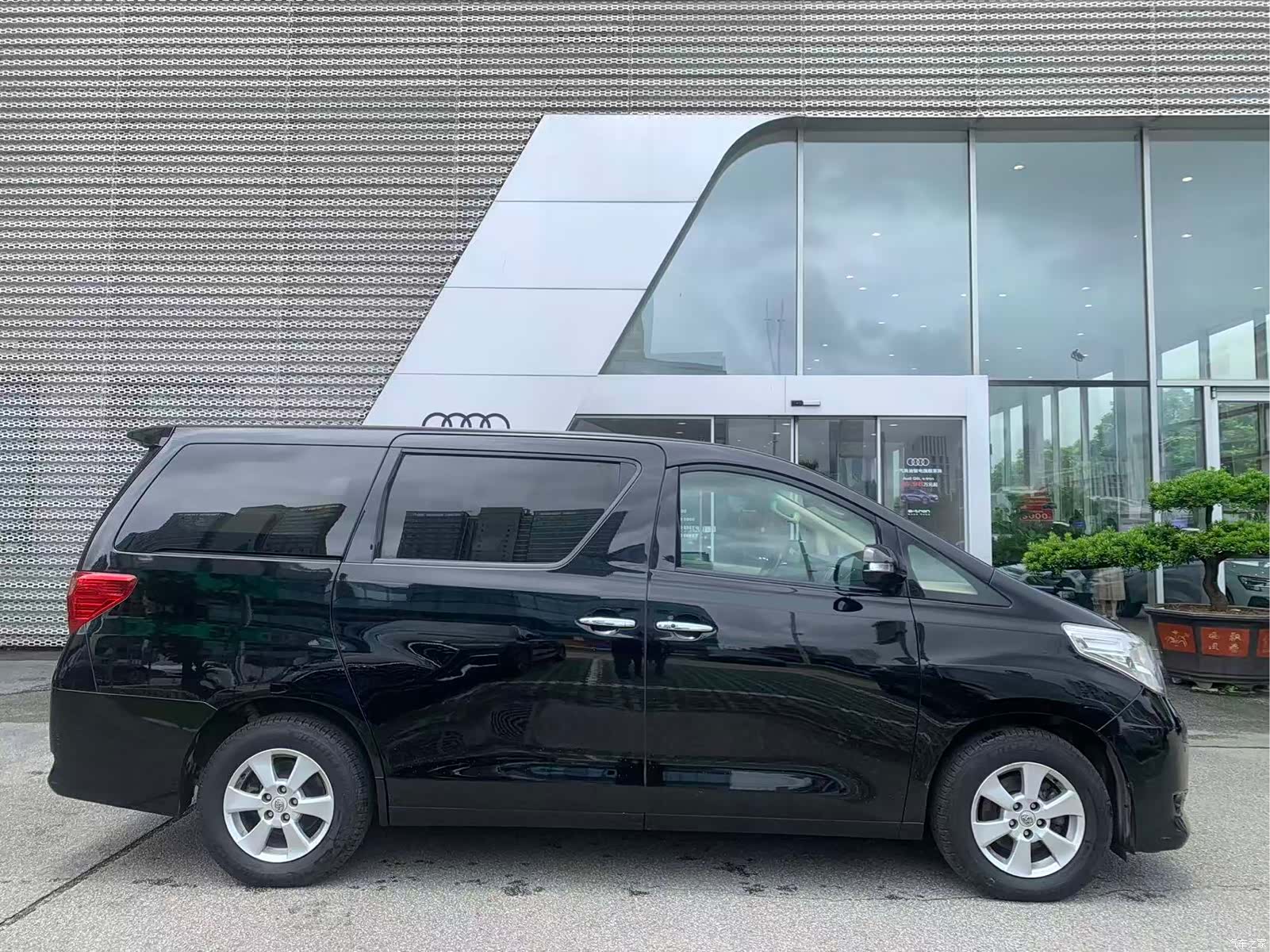 Toyota Alphard, 2011 все фото