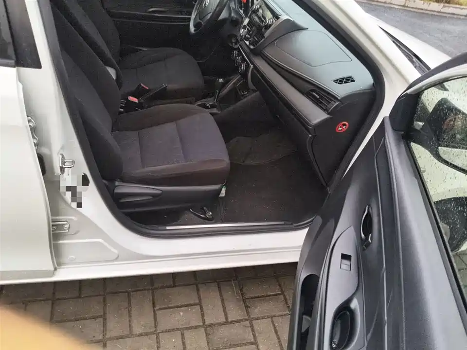 Toyota YARiS L to enjoy