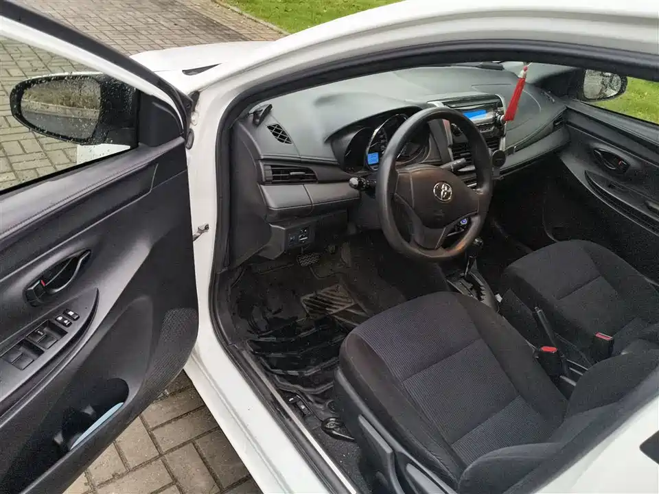 Toyota YARiS L to enjoy