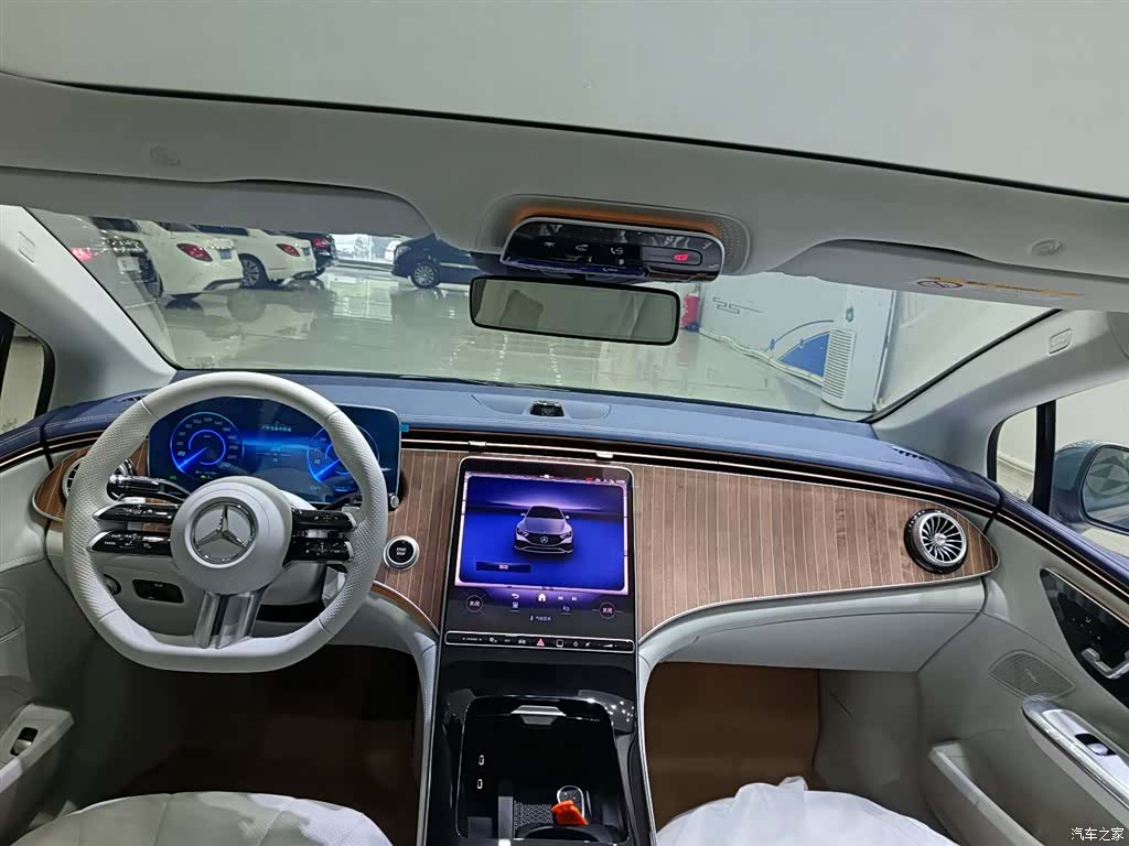 Mercedes-Benz EQE, 2025 11