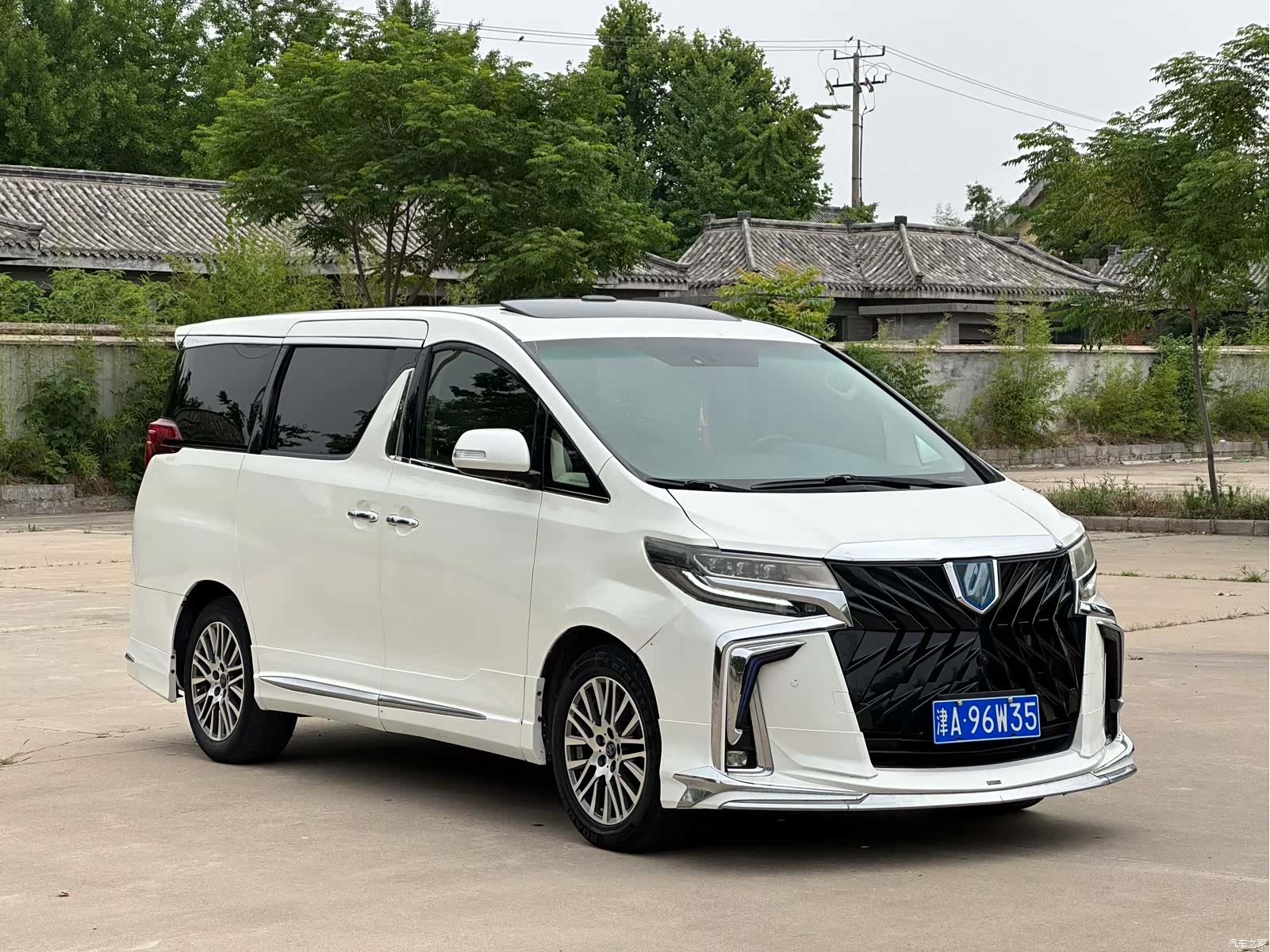 Toyota Alphard, 2011 3