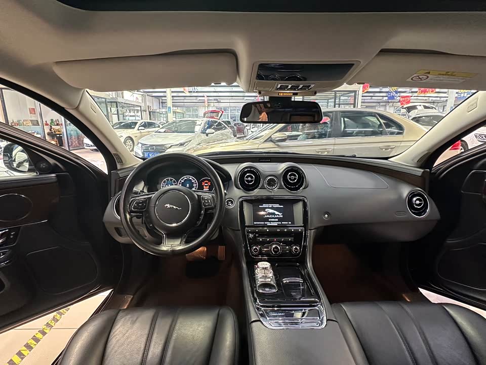 Jaguar XJ