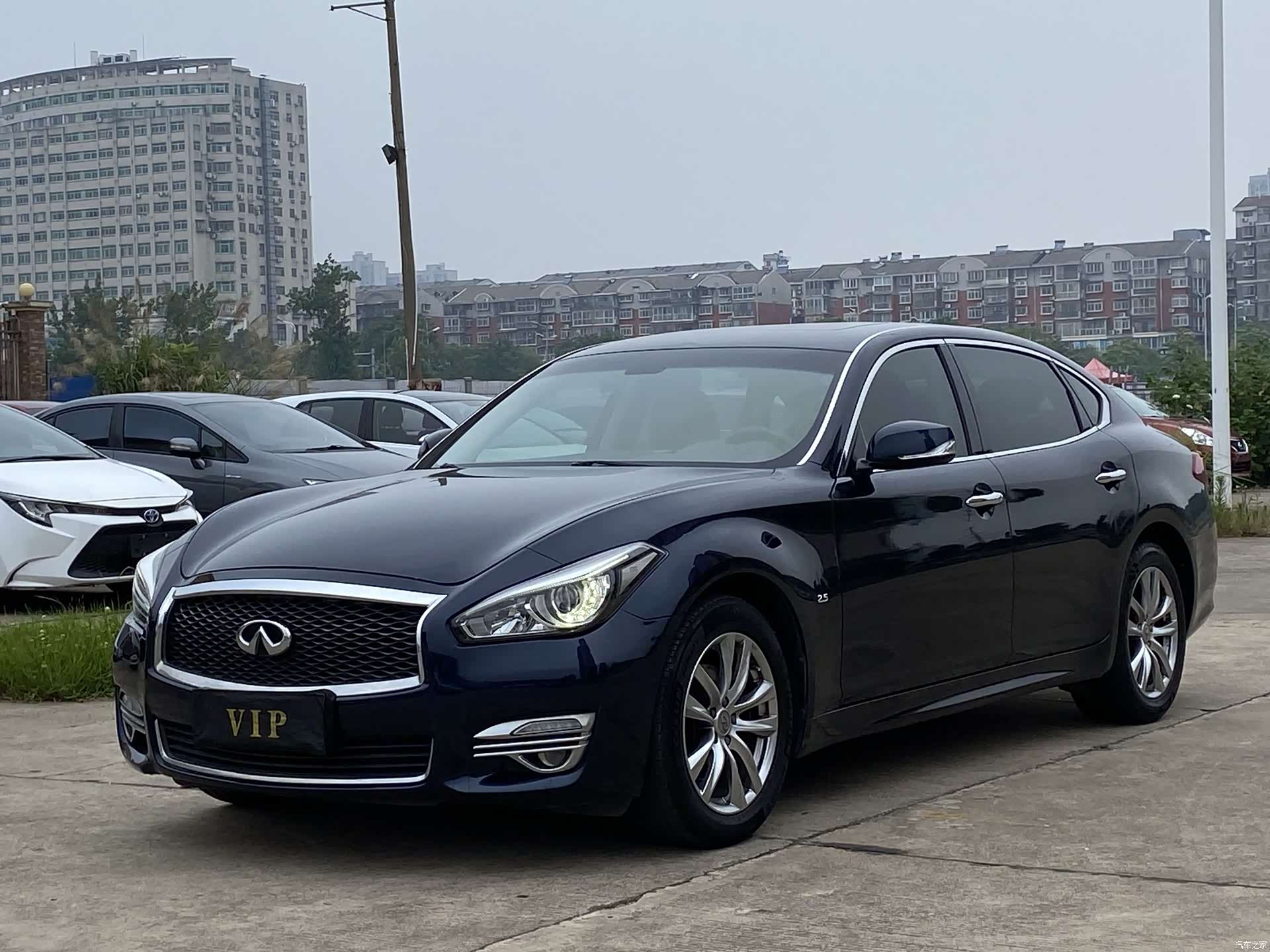 Infiniti Q70