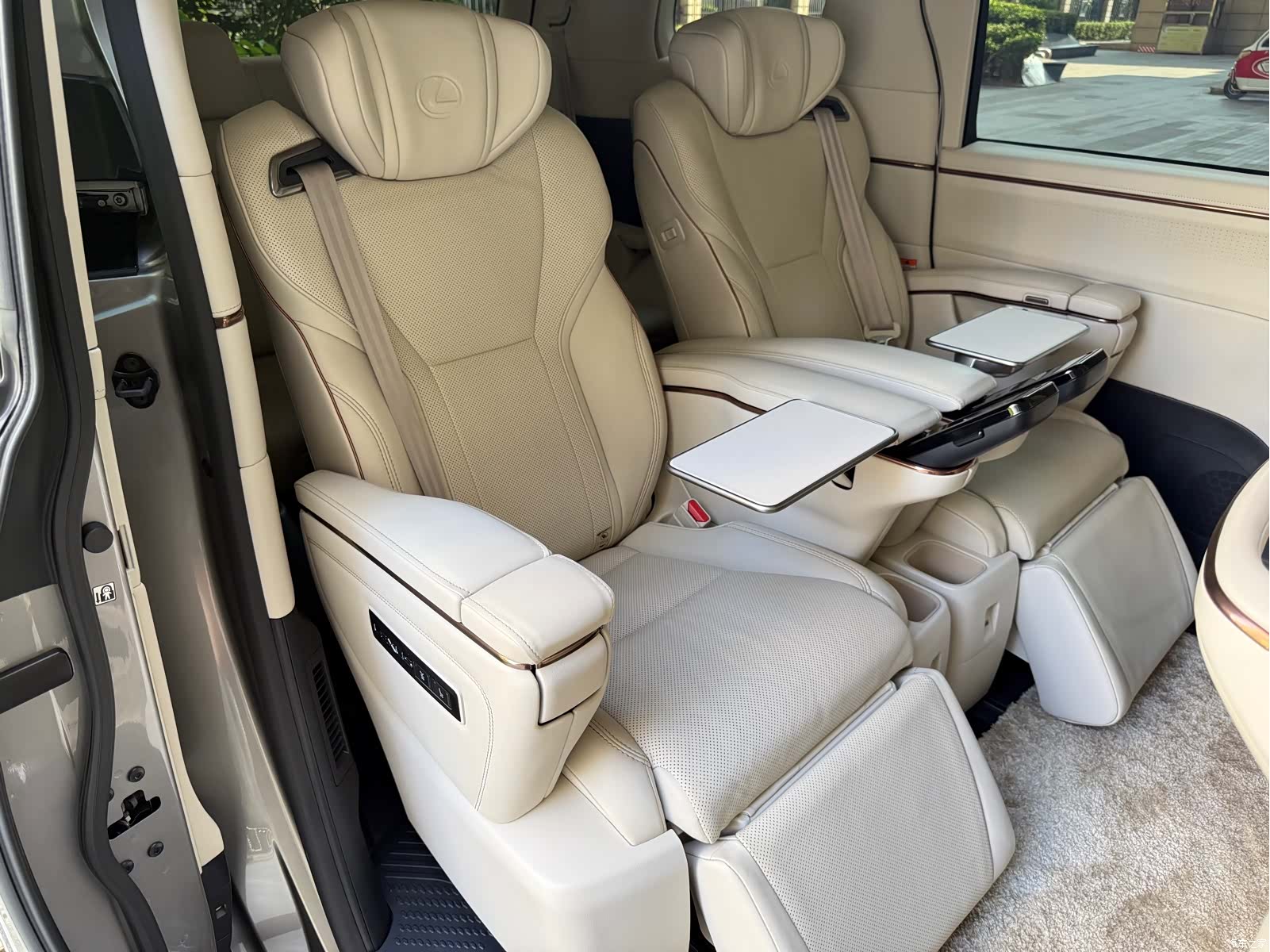 Lexus LM, 2025 11