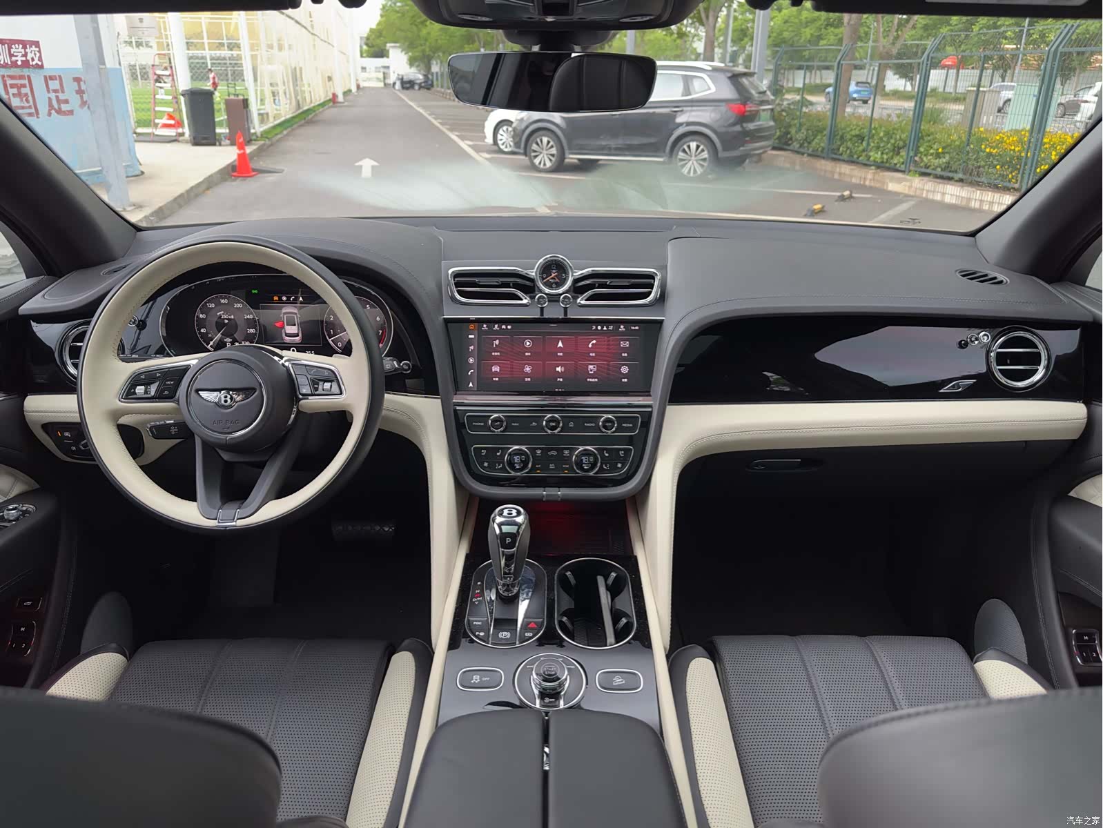 Bentley Bentayga, 2023 17