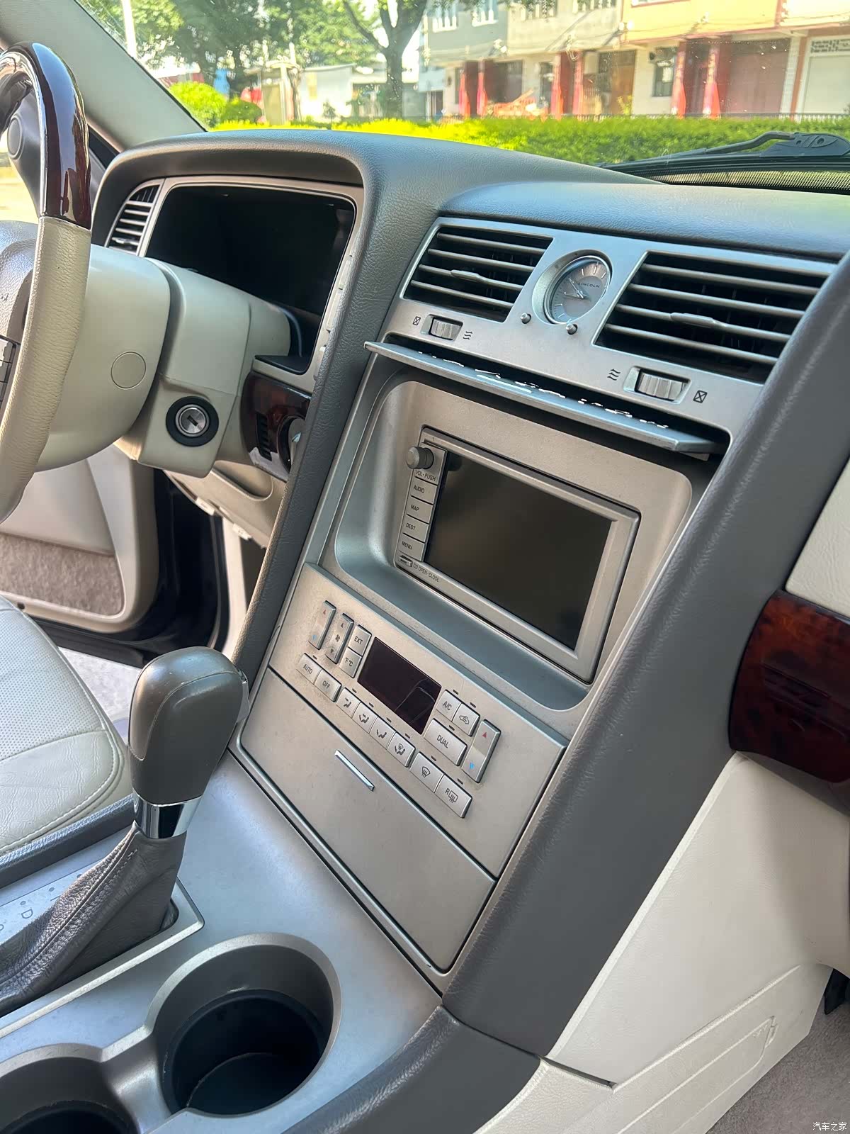 Lincoln Navigator, 2005 17