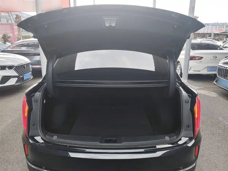 Hongqi E-QM5