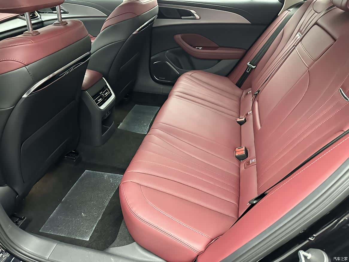 Hongqi H5, 2025 9
