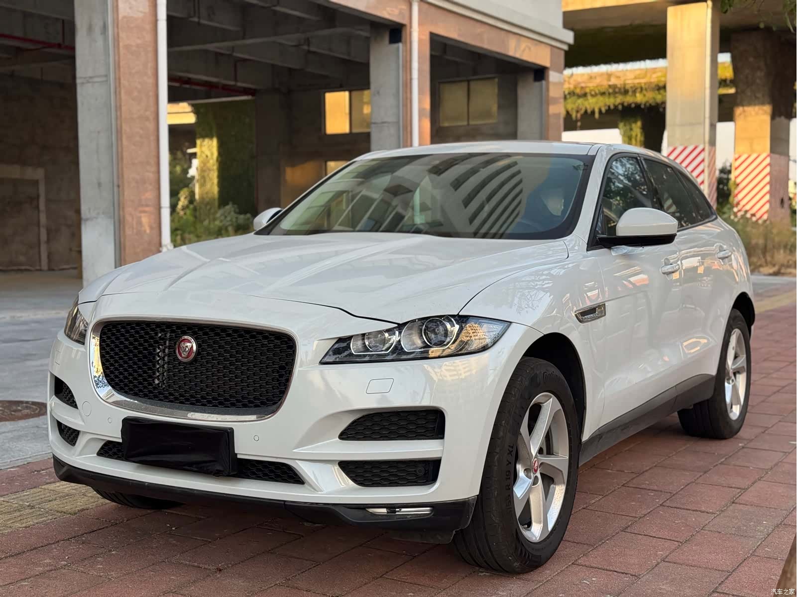 Jaguar F-PACE, 2016 1