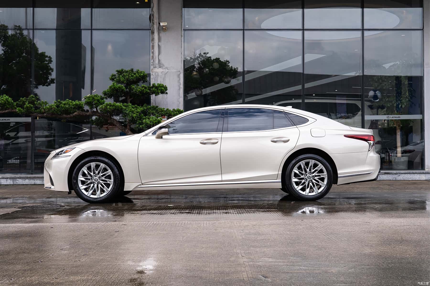 Lexus LS, 2018 4