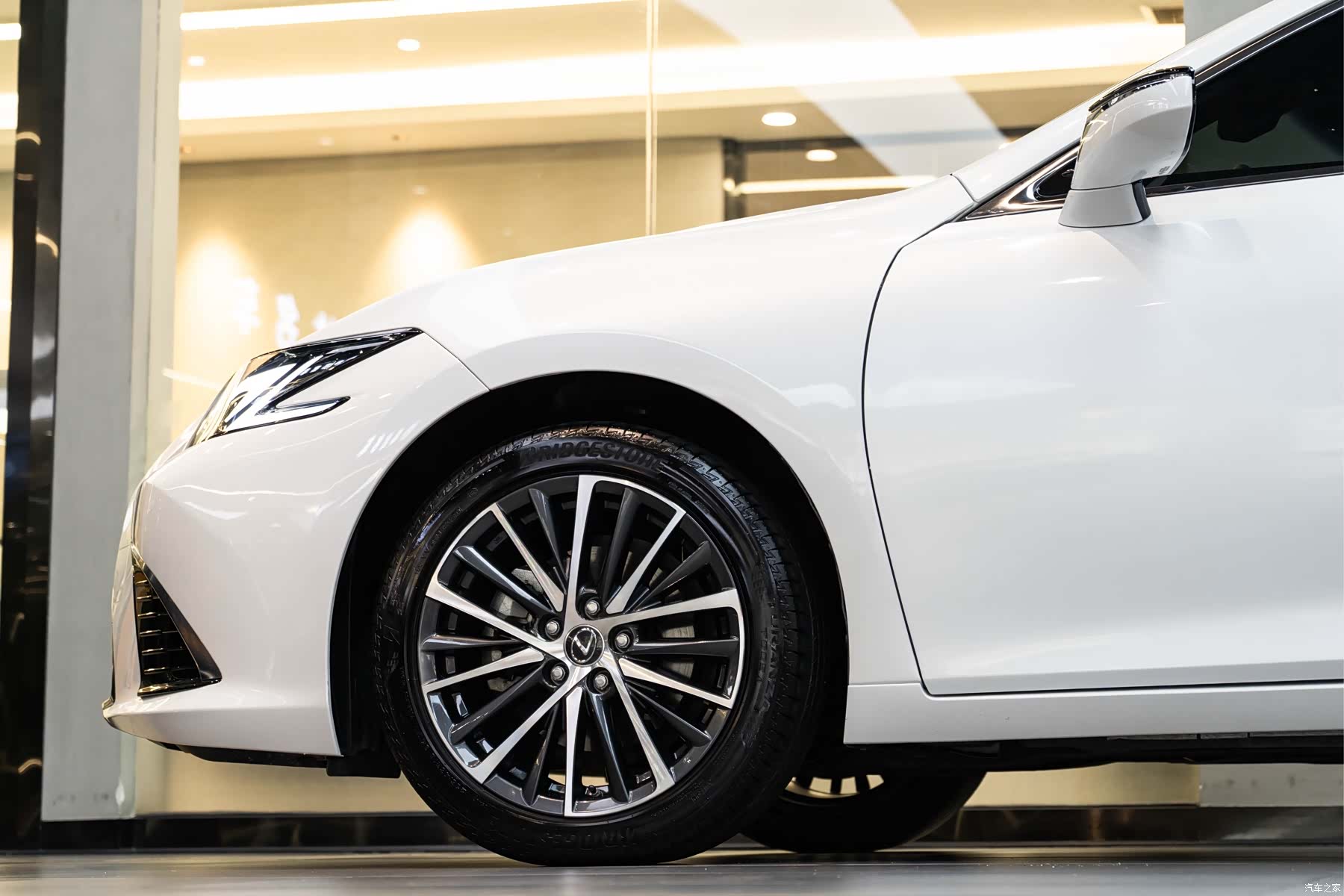 Lexus ES, 2025 8