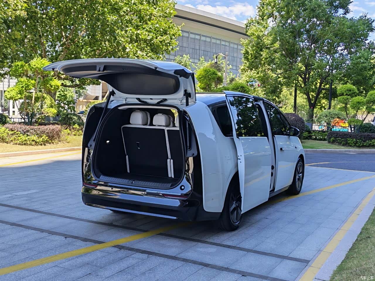 Li Auto MEGA, 2025 6