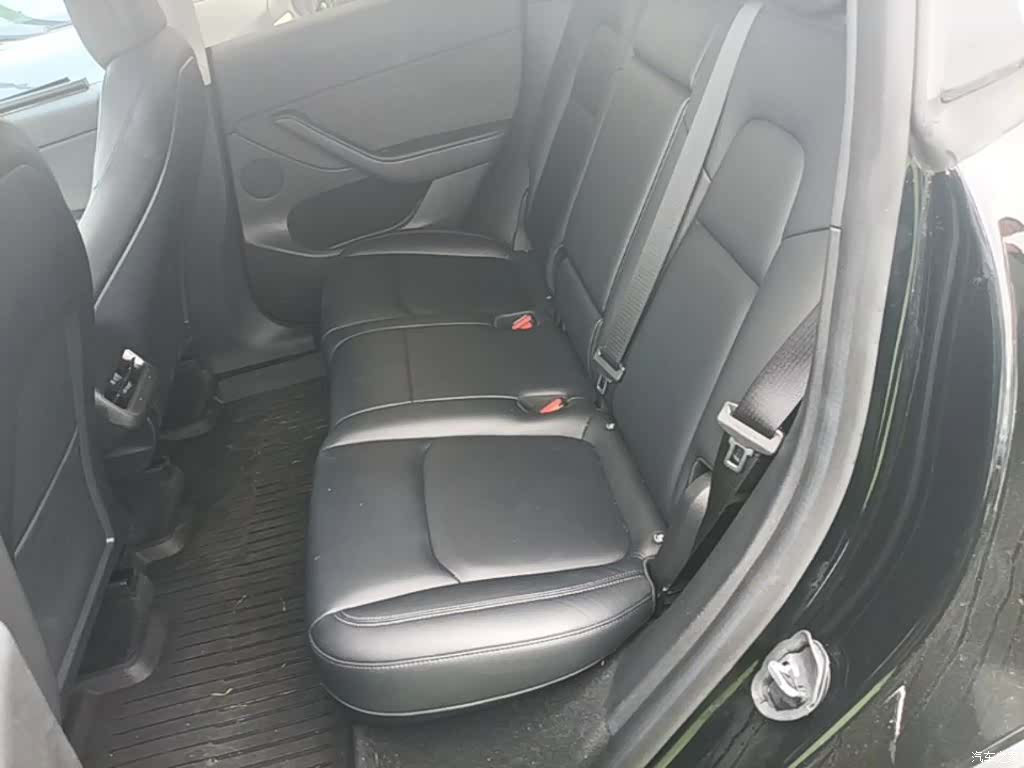 Tesla Model Y, 2023 17