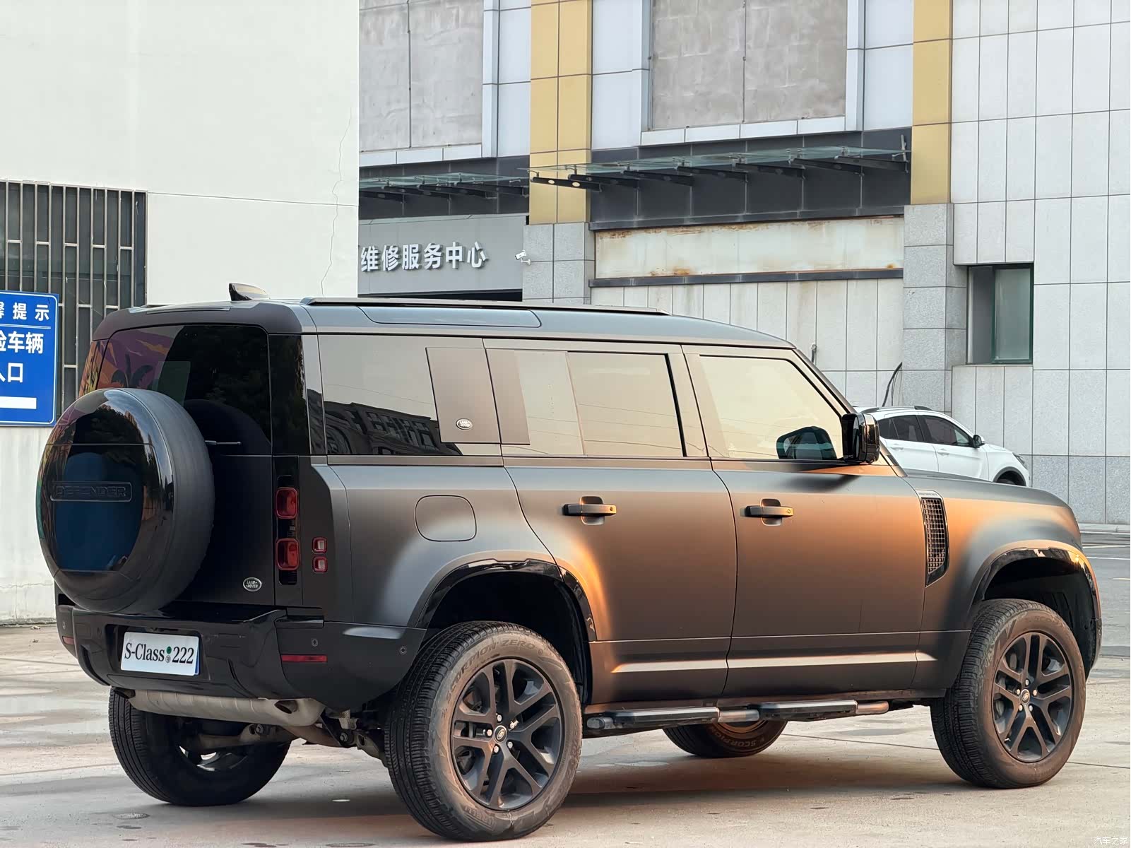 Land Rover Defender, 2023 6
