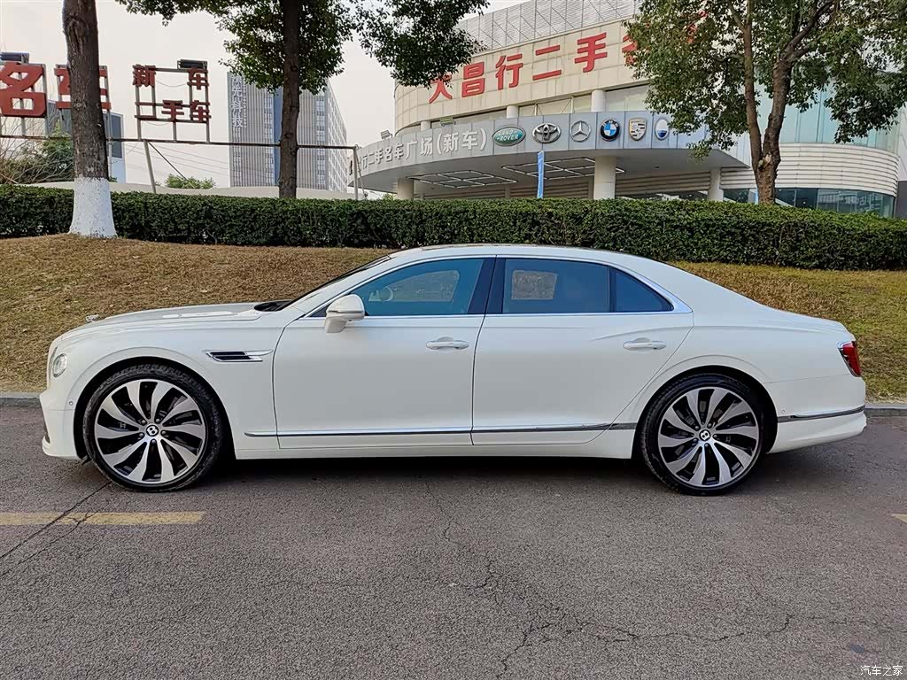 Bentley Flying Spur, 2023 3