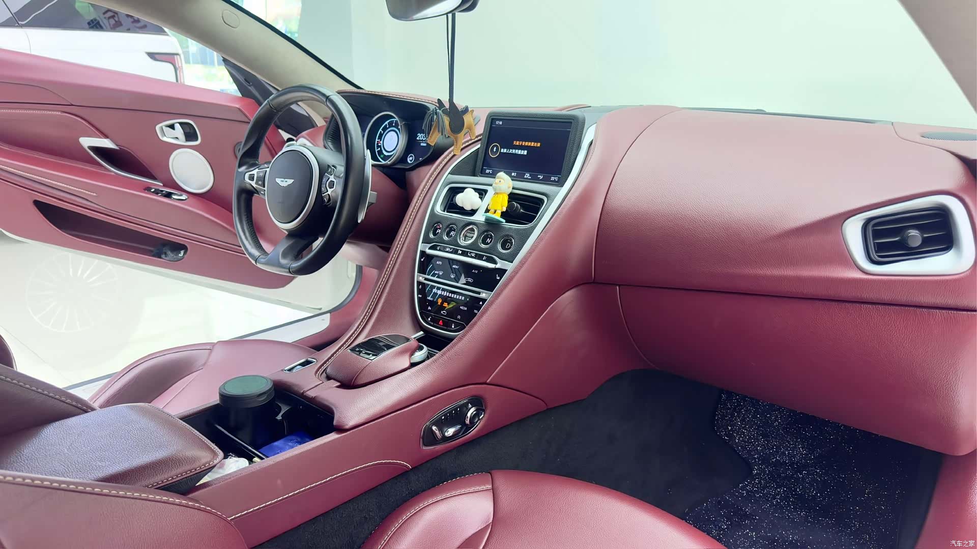 Aston Martin DB11, 2020 18