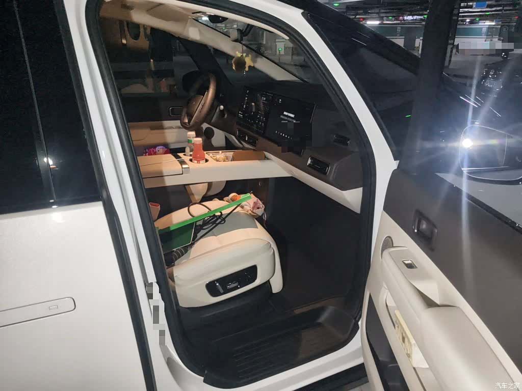 Li Auto MEGA, 2025 21