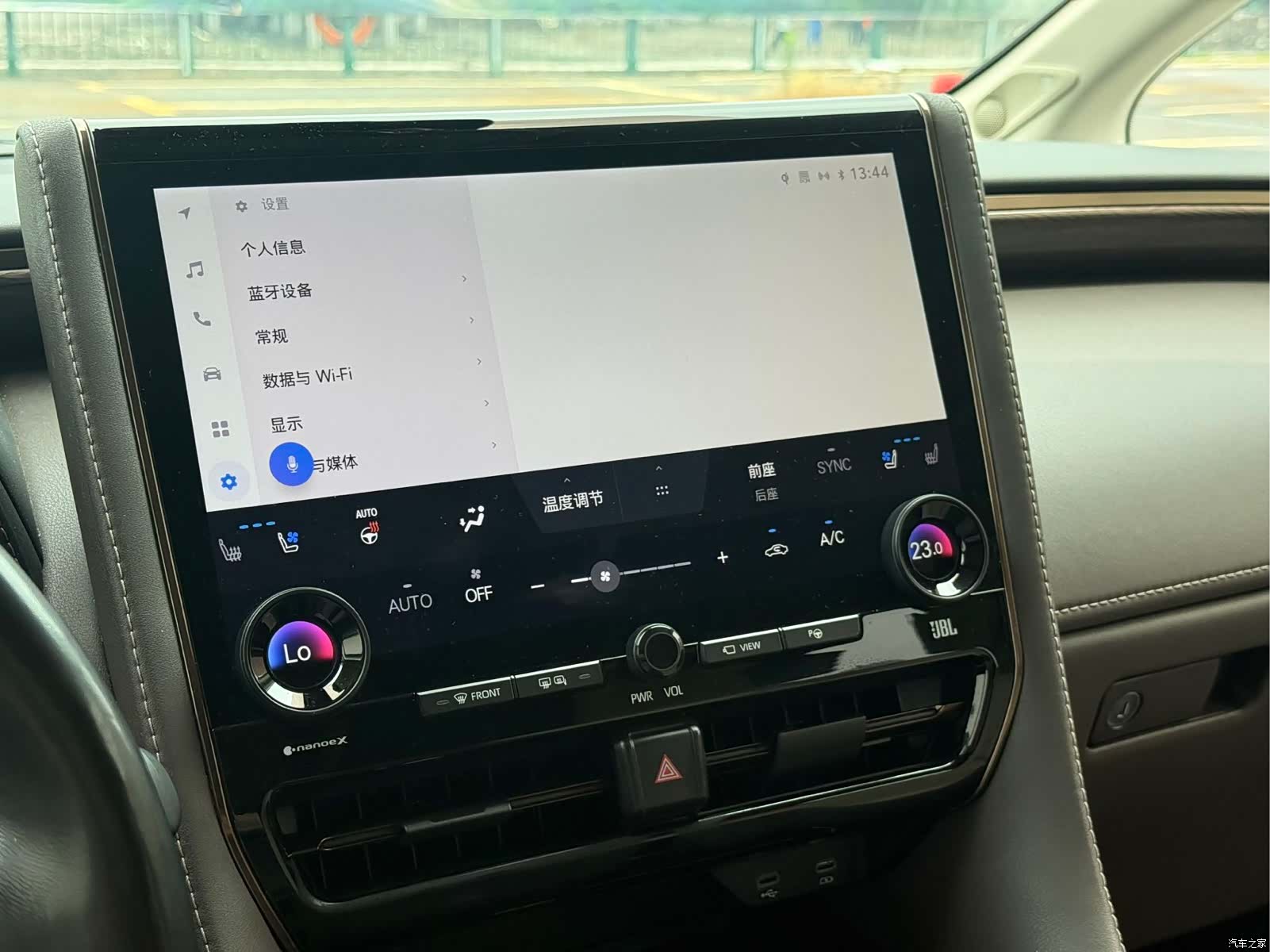 Toyota Alphard, 2023 11