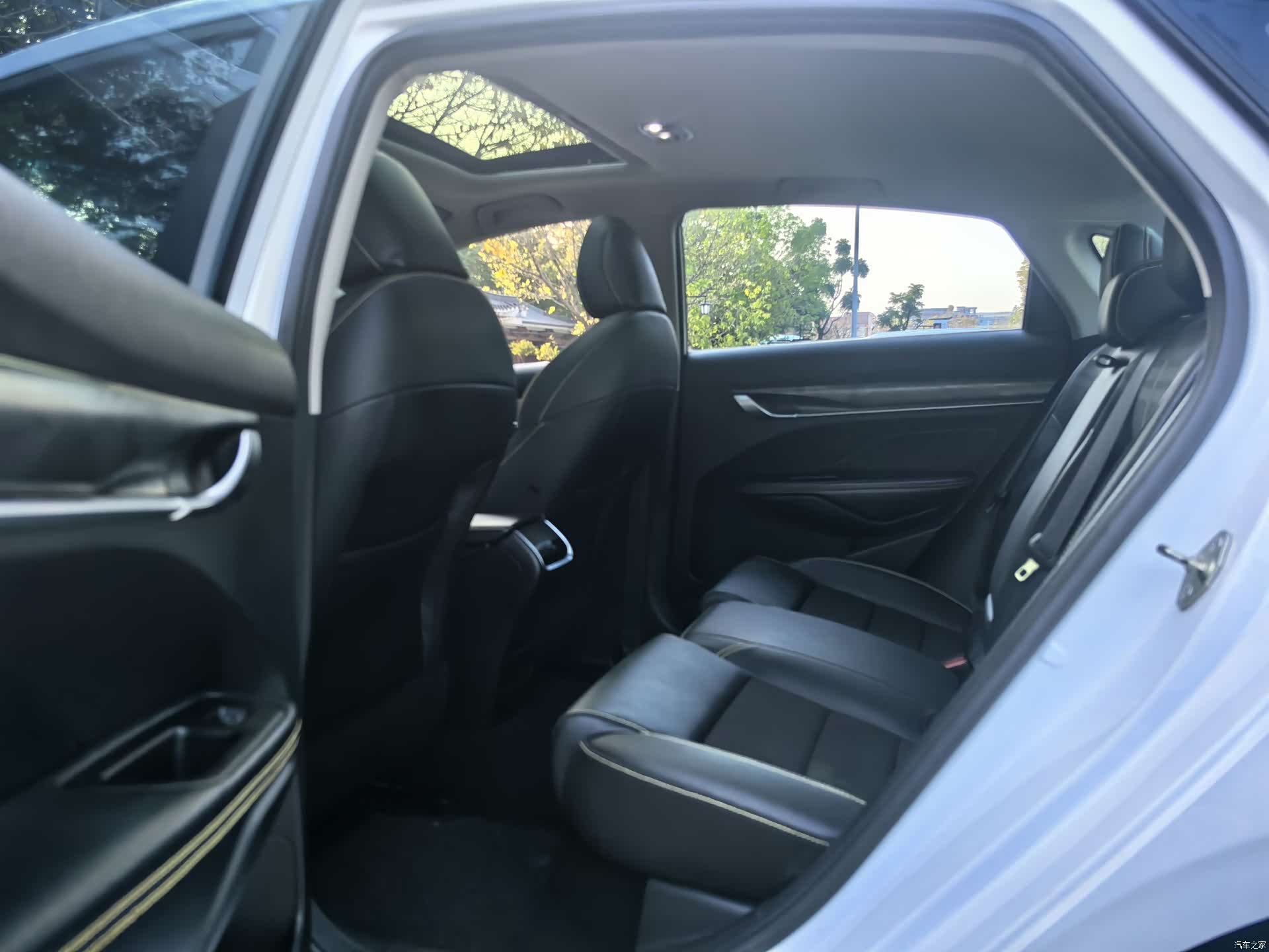 Geely Binray, 2022 19