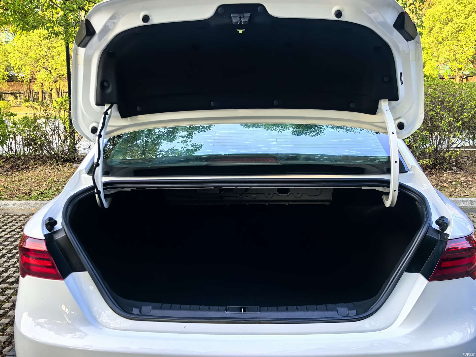 Geely Binray, 2022 14