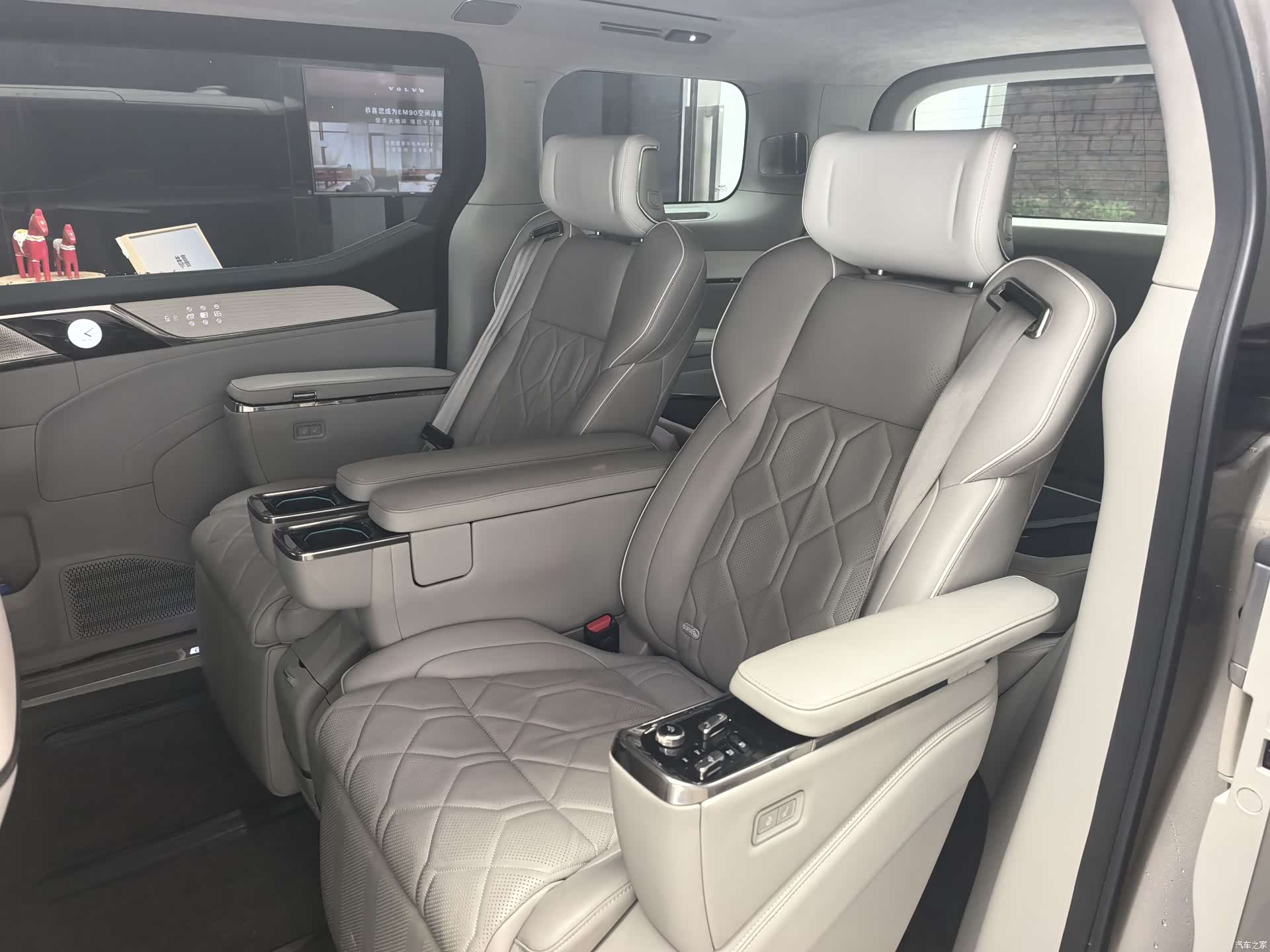 Volvo EM90, 2024 7
