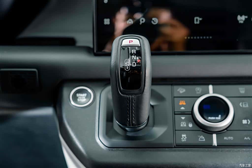 Land Rover Defender, 2024 17