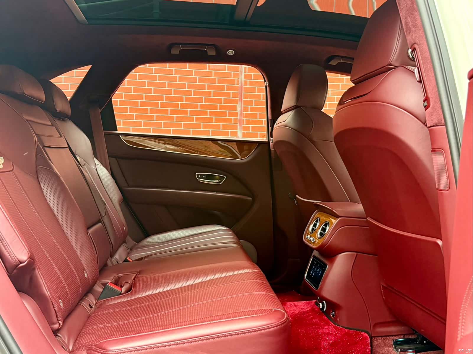 Bentley Bentayga, 2021 16