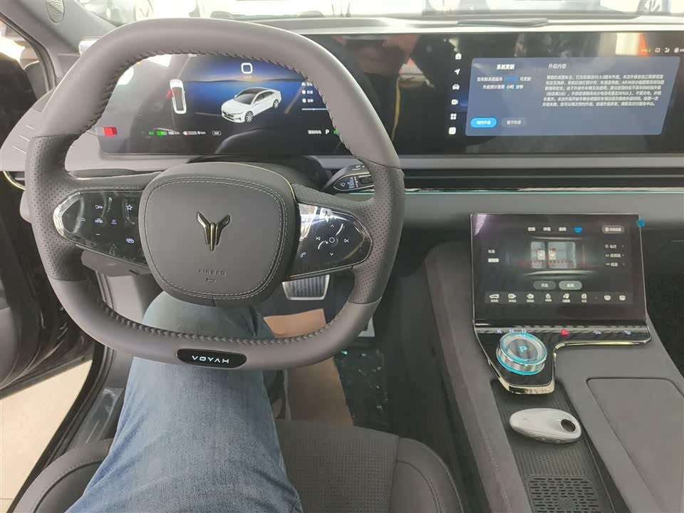 VOYAH Lantu chasing light