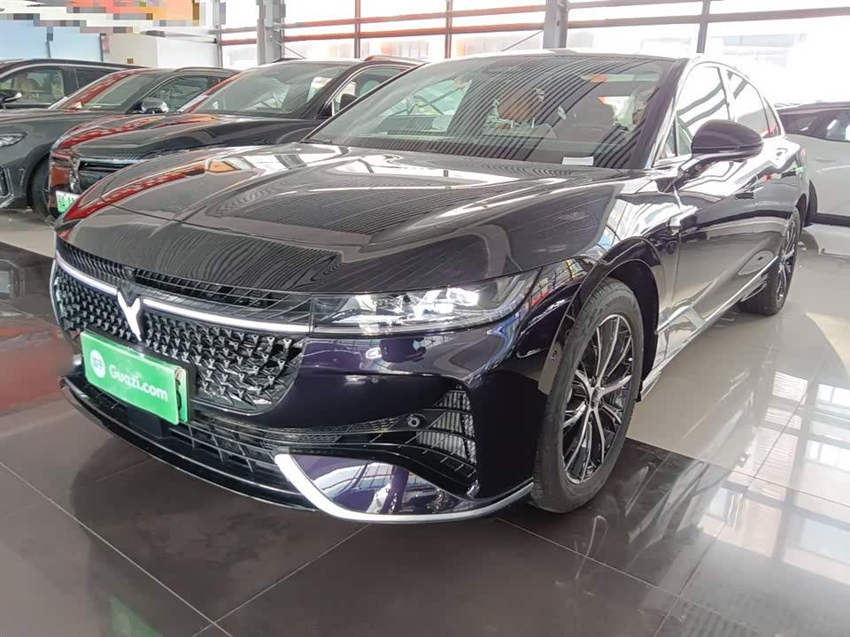 VOYAH Lantu chasing light