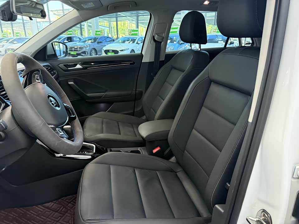 Volkswagen T-ROC exploring Songs