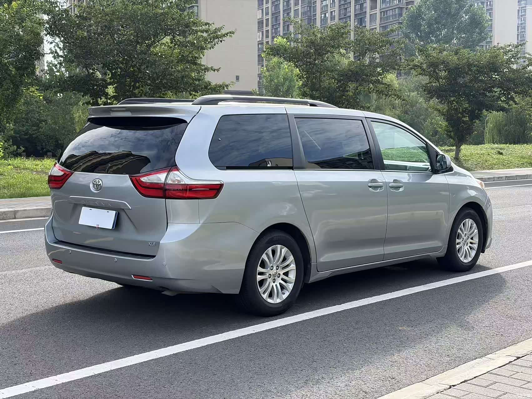 Toyota Sienna, 2017 все фото