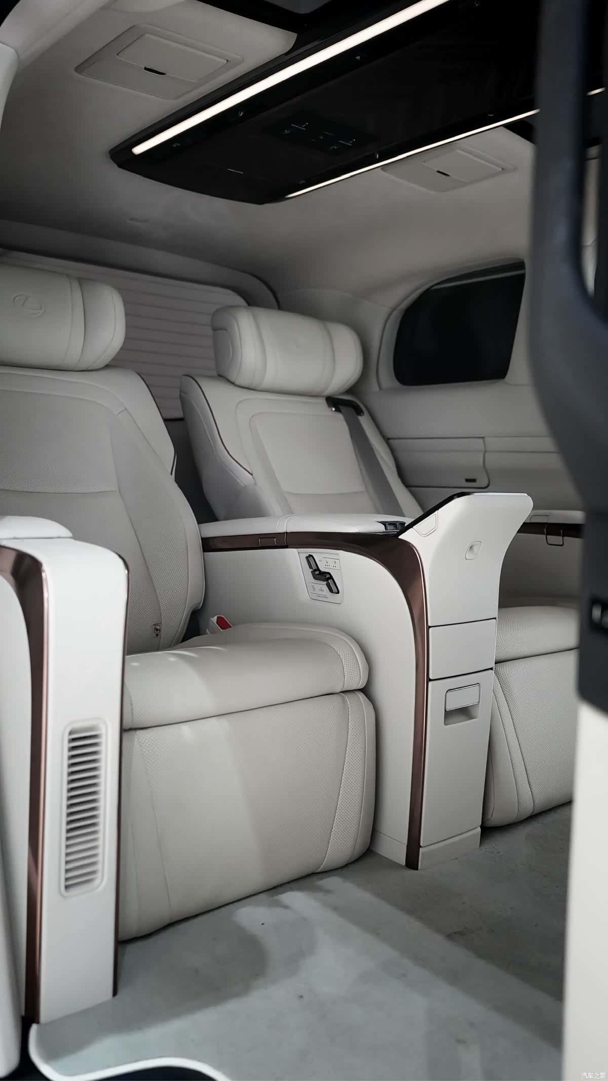 Lexus LM, 2026 7